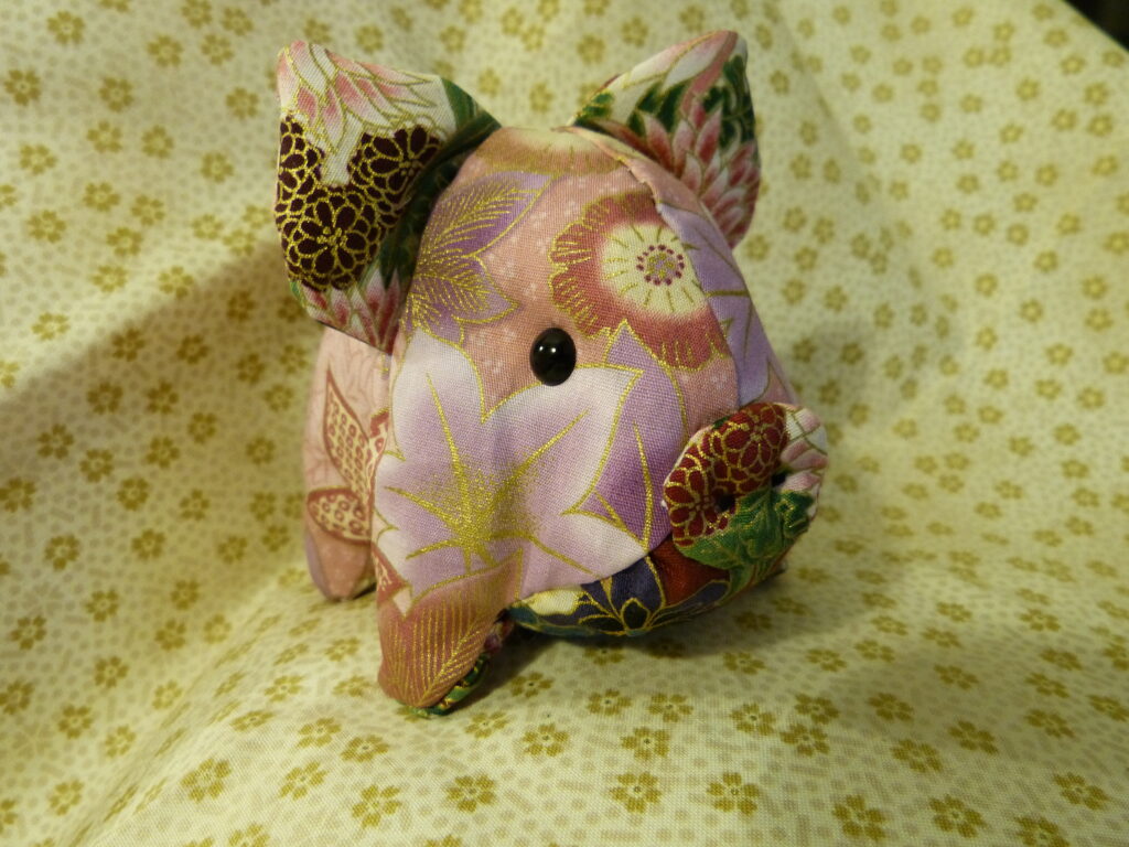 Petit cochon en tissu japonais à dominante rose.