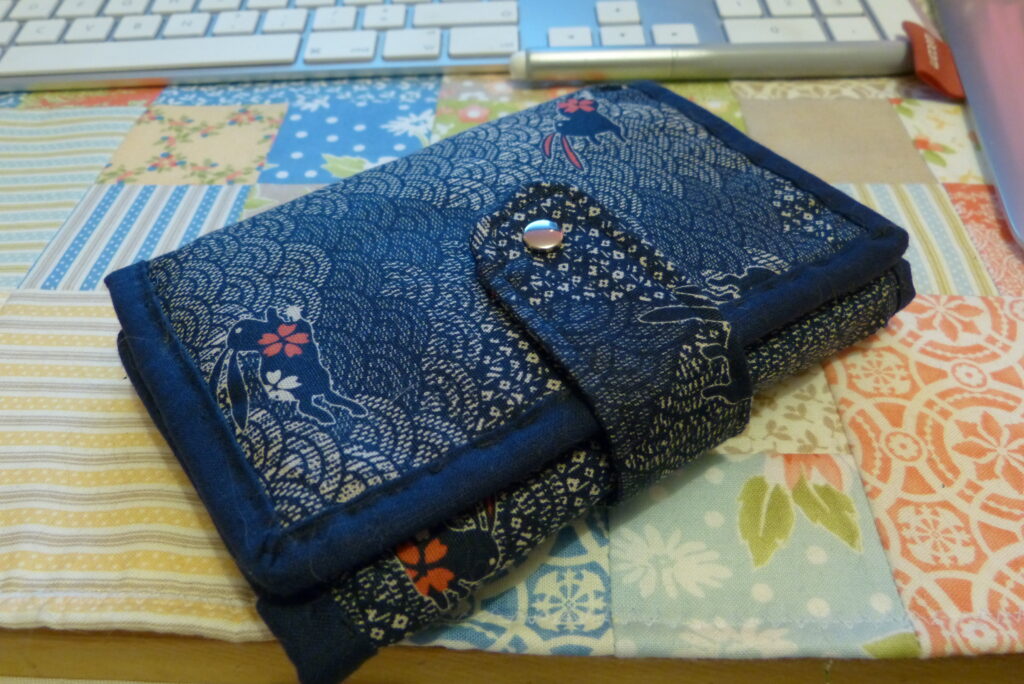 Portefeuille en tissu japonais avec des lapins.