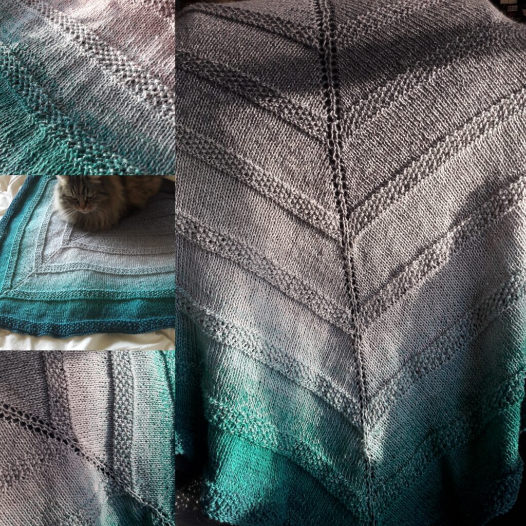Châle en coton, réalisé dans une seule (et très grosse) pelote, dans un long dégradé de gris au turquoise.